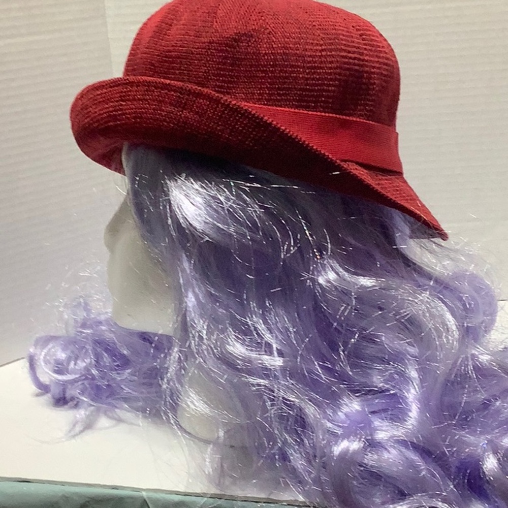 Beautiful Red Hat - Picture 5 of 10